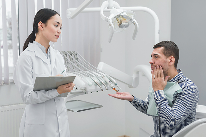 Картинка анонса статьи Почему еда застревает между зубами и как её убрать: советы и лайфхаки