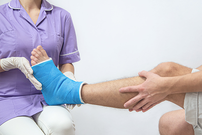 Статья: Какие витамины нужны при переломах костей: обзор добавок Картинка анонса статьи Какие витамины нужны при переломах костей: обзор добавок